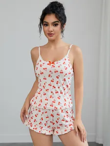 Vue avant d'un ensemble pyjama pour femme à imprimé cerise avec dentelle et short