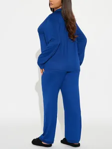 Vue arrière d'un ensemble pyjama bleu roi à manches longues pour femme avec pantalon