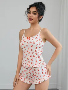 Détail de l'ensemble de pyjama imprimé cerises avec caraco en dentelle et short à volants