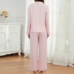 Rückenansicht von rosa langärmeligen Schlafanzug-Set in minimalistischem Zuhause-Interieur