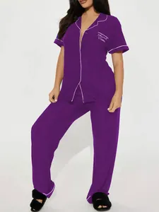 Vue détaillée de l'ensemble de pyjama violet pour femmes avec broderie Blessed Mama