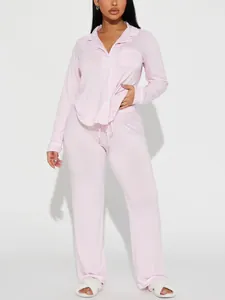 Vue détaillée de l'ensemble de pyjama rose à manches longues avec poche et haut boutonné.