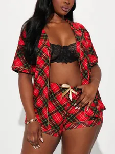Ensemble de pyjama à carreaux rouges pour femmes avec chemise et short assorti.