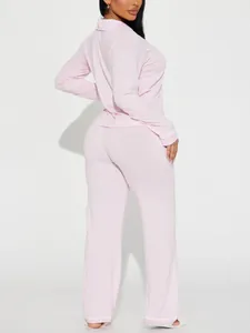 Vue arrière d'un ensemble de pyjama rose à manches longues montrant le tissu doux et la coupe