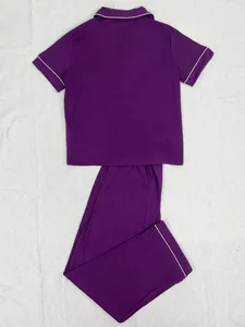 Vue arrière d'un ensemble de pyjama violet pour femme avec manches courtes et passepoil blanc