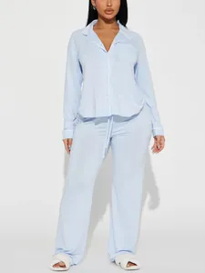 Ensemble de pyjama pour femme bleu clair doux avec chemise et pantalon