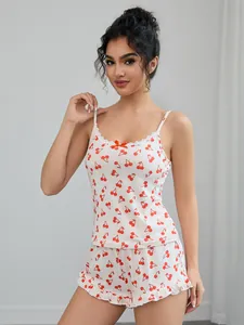 Vue détaillée d'un ensemble de pyjama deux pièces imprimé cerise pour femme avec top