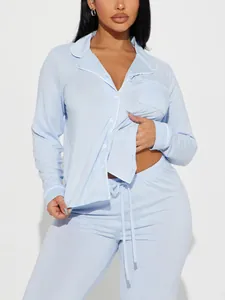 Vue détaillée d'un ensemble de pyjama bleu clair avec passepoil blanc et pantalon