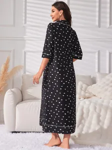 Rückansicht eines eleganten schwarzen Nachthemds mit weißem Herzmuster und 3/4-Ärmeln