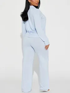 Vue arrière de l'ensemble de pyjama bleu clair à manches longues pour femme, homewear doux.