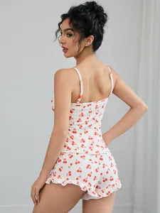 Vue arrière d'un ensemble pyjama blanc à imprimé cerise avec short à volants sexy