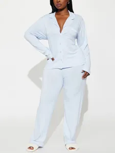 Ensemble de pyjama bleu clair pour femme avec chemise boutonnée et pantalon long.
