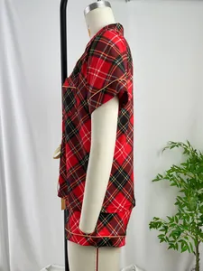 Détail de la vue latérale d'un ensemble pyjama classique à carreaux rouges sur mannequin
