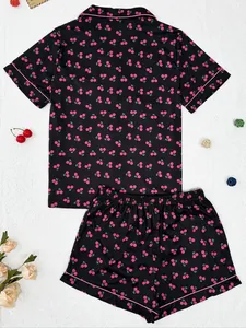 Ensemble pyjama femme noir à motif cerises roses avec chemise manches courtes et short.