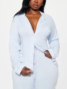 Gros plan d'un haut de pyjama bleu clair pour femme avec un élégant passepoil blanc