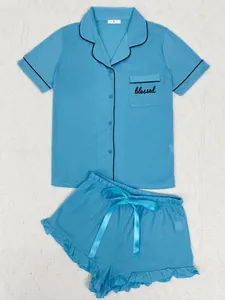 Ensemble pyjama bleu à manches courtes avec broderie et short à volants pour femme