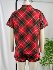 Vue arrière d'un ensemble de pyjama à carreaux rouges à manches courtes pour femmes sur mannequin.