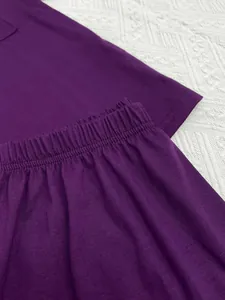 Détail d'un ensemble de pyjama violet montrant la taille élastique et le tissu doux