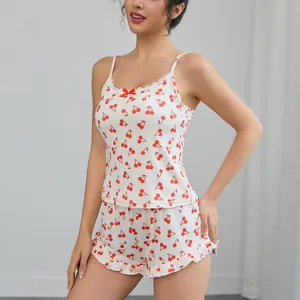 Ensemble de pyjama sexy pour femmes avec imprimé cerise, caraco en dentelle et short à volants