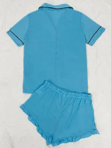 Vue détaillée de l'ensemble pyjama bleu clair avec chemise à revers et short à volants