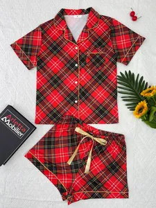 Vue détaillée de l'ensemble de pyjama à carreaux rouges avec haut à manches courtes