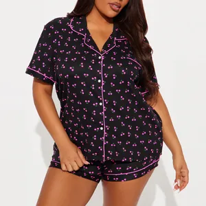 Ensemble de pyjama deux pièces pour femmes avec imprimé cerises roses sur tissu noir