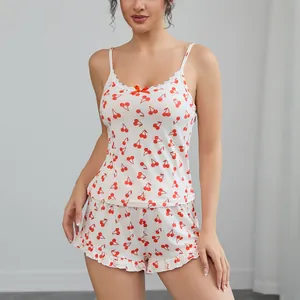 Ensemble de pyjama deux pièces blanc avec imprimé cerise, caraco et short pour femme