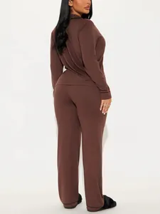 Vue arrière d'un pyjama marron à manches longues pour femme avec liseré noir.