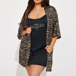 Elegantes zweiteiliges Plus-Size-Schlafanzug-Set mit Tiger-Print und Sleep-Kleid