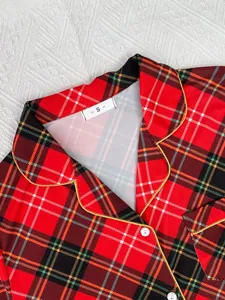 Gros plan détaillé du col d'un pyjama à carreaux rouges avec étiquette taille S