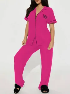 Ensemble pyjama fuchsia pour femme avec broderie 'Blessed Mama' et liseré noir
