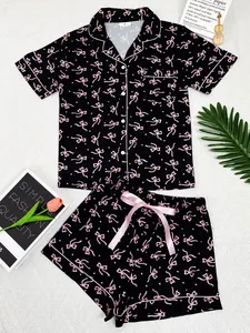 Pyjama noir pour femme avec imprimé nœuds roses, haut à manches courtes et short