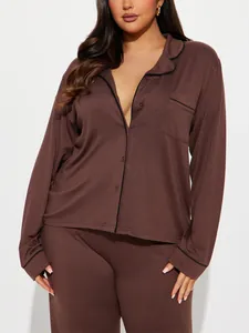 Détail d'un pyjama femme marron chocolat à manches longues avec passepoil noir élégant