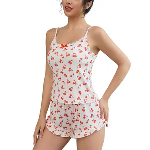 Pyjama d'été deux pièces pour femme blanc avec motif cerise rouge et bordure en dentelle