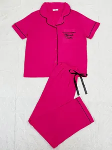 Pyjama rose deux pièces pour femmes avec broderie 'Blessed Mama' et liseré noir