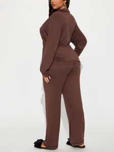 Vue arrière d'un ensemble de pyjama à manches longues marron pour femmes avec piping