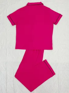 Vue arrière d'un pyjama rose à manches courtes avec liseré noir et pantalon long