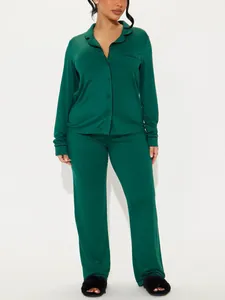 Vue détaillée de l'ensemble de pyjama vert foncé pour femme avec un liseré noir chic.