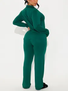 Vue arrière d'un ensemble de pyjama vert foncé pour femme à manches longues et liseré noir