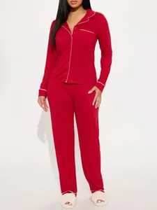 Détail de la chemise de pyjama rouge boutonnée avec liseré blanc contrastant élégant