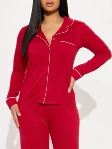 Vue détaillée d'un pyjama deux pièces rouge à manches longues avec passepoil contrasté