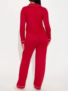Vue arrière d'un ensemble de pyjama rouge pour femme avec détails de liserés blancs