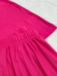 Détail d'un ensemble pyjama rose pour femme avec taille élastique et tissu doux et léger.