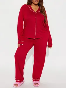 Ensemble de pyjama rouge deux pièces pour femme avec manches longues et liseré blanc élégant.