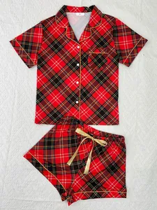 Vue détaillée de l'ensemble de pyjama à carreaux rouges avec chemise et short à nœud