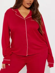 Vue détaillée d'un pyjama rouge pour femme avec liseré blanc et petite poche poitrine.