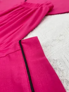 Gros plan du pyjama rose pour femme avec bordure noire contrastante