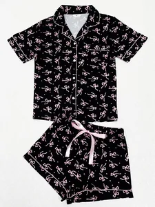 Détail de l'ensemble pyjama noir et rose pour femmes avec motif à nœuds