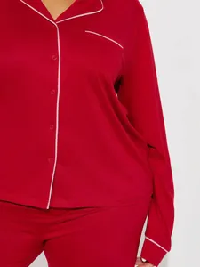 Vue détaillée d'une chemise de pyjama rouge à manches longues avec liseré blanc