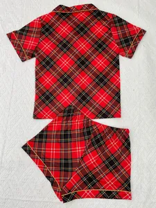 Vue détaillée d'un pyjama à carreaux rouge et noir avec haut court et short